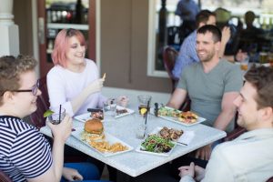 4-reasons-pub-patios-are-the-best-kelowna-brandt's-creek-pub